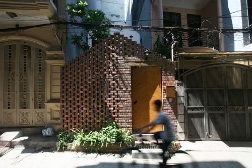 عمارت با حصار ساخته شده از آجر سوراخ شده